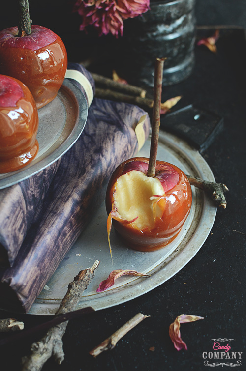 Easy caramel apples, no corn syrup. Great for Autumn parties