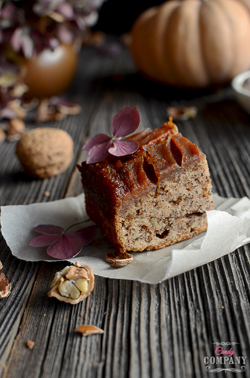 Upside down pumpkin cake with caramel and walnuts, delicious and full of flavours. Great autumn cake