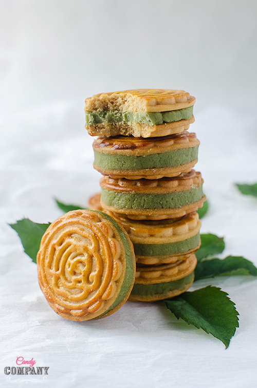 Vegan sandwich cookies with matcha coconut filling