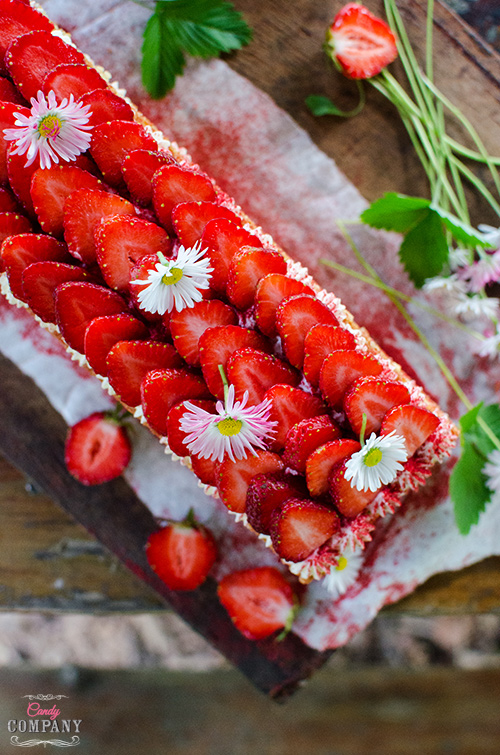 Strawberry tiramisu cake with dried strawberry powder