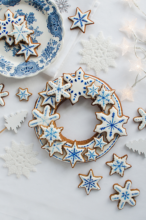 Gingerbread wreath decoration idea + recipe. Food photography by Candy Company