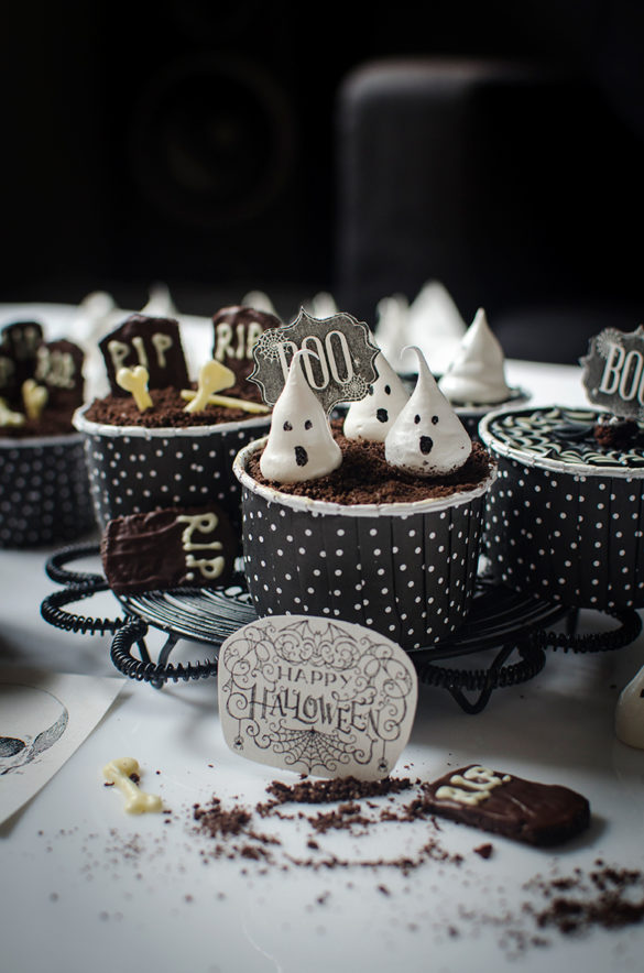 Halloween no bake cheesecake with caramel prune and oreo. Recipe and food photography by Candy Company