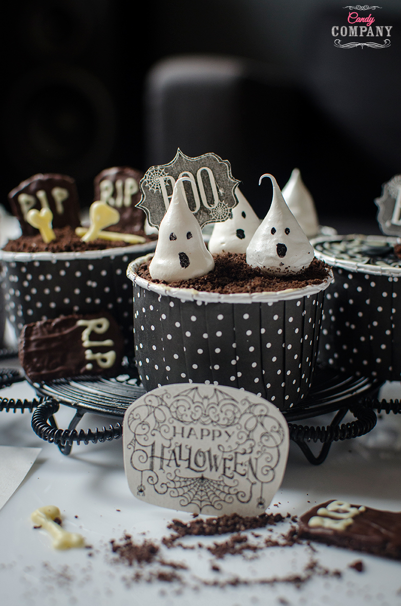Halloween no bake cheesecake with caramel prune and oreo. Recipe and food photography by Candy Company