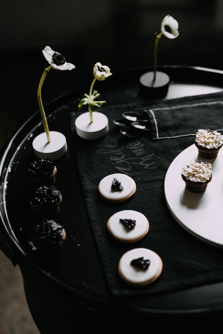 Anemone black white wedding cake by Candy Company